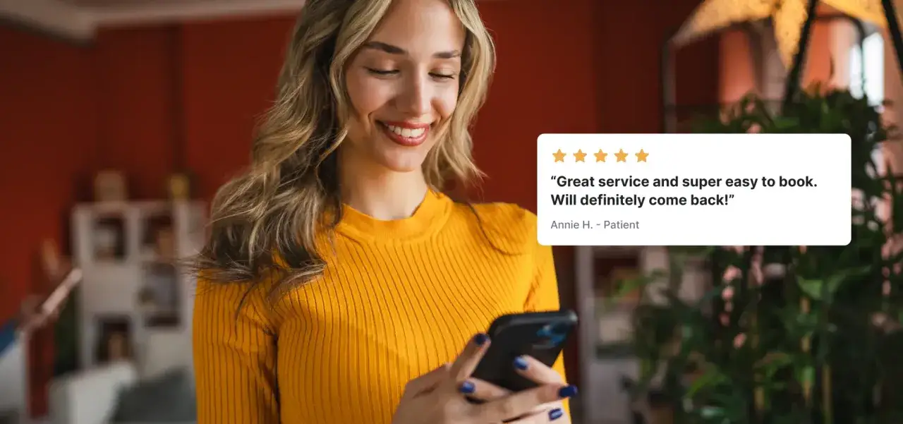 Une jeune femme souriante consulte son t&eacute;l&eacute;phone, affichant un avis positif sur un restaurant.