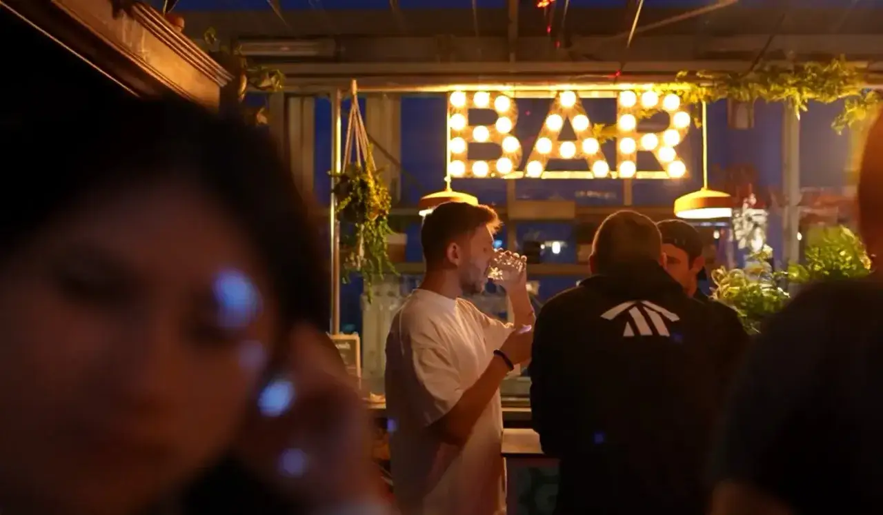 Ambiance de f&ecirc;te dans un restaurant avec un panneau lumineux 