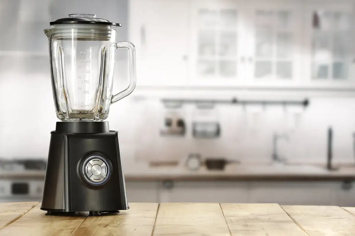 Blender noir sur table en bois. Peut-on hacher de la viande avec un blender ? Cet appareil est pr&ecirc;t &agrave; relever le d&eacute;fi.