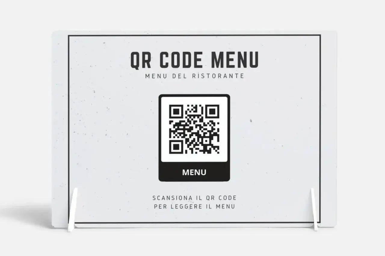 Un présentoir avec un QR code pour consulter le menu du restaurant. Ce n'est pas une carte de fidélité, mais un moyen moderne de découvrir les plats.
