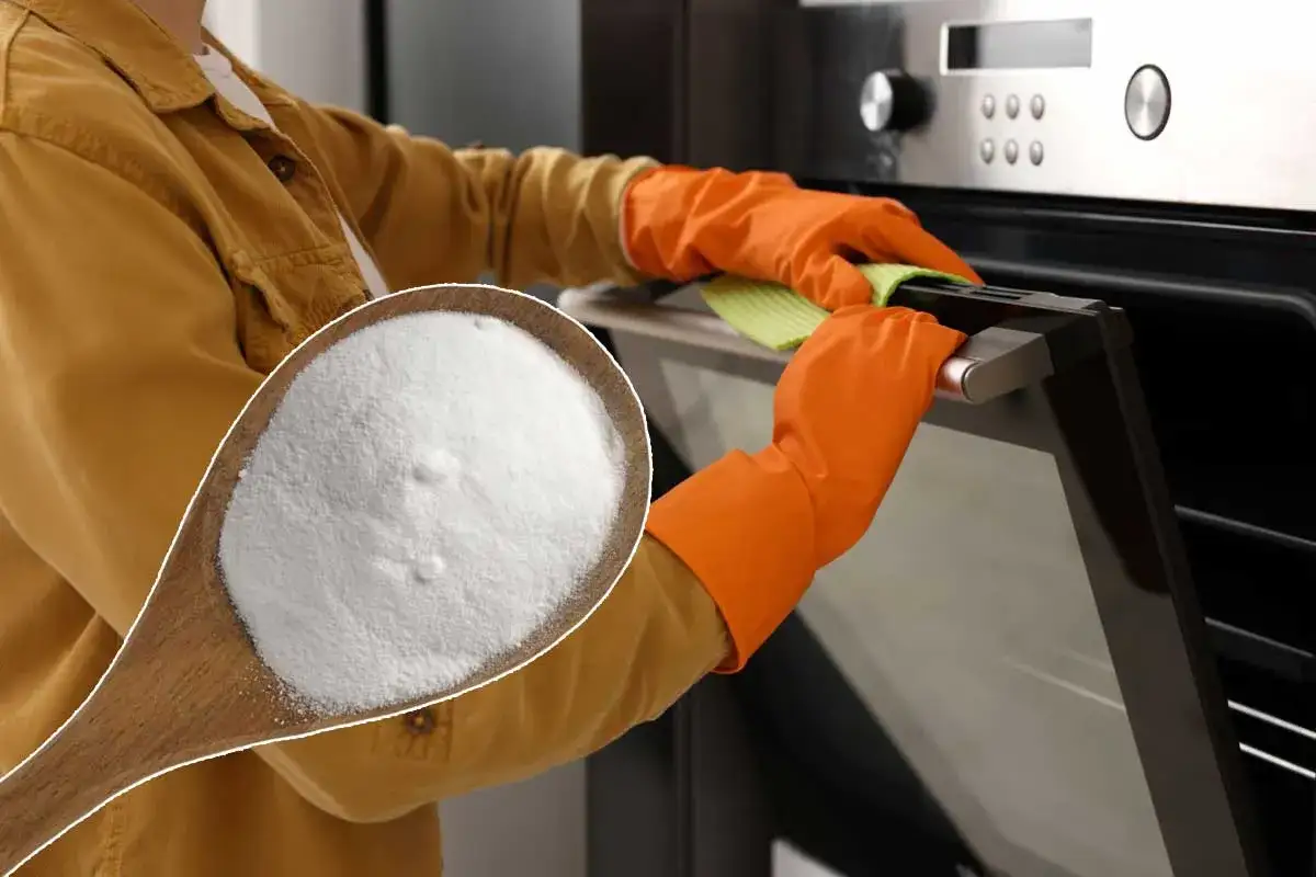 Une cuillère de bicarbonate de soude pour aider à dégraisser un four très sale. Des mains gantées nettoient la porte du four.
