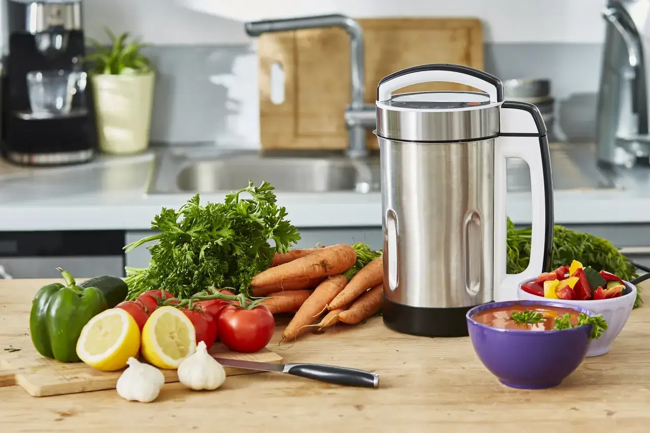 Un blender pr&ecirc;t &agrave; transformer carottes, tomates, poivrons et herbes en soupes et smoothies savoureux. Que peut-on mixer avec un blender ? Presque tout !