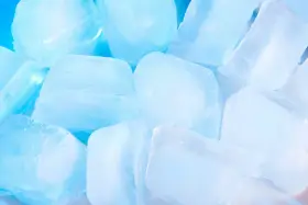 Gros plan sur des glaçons translucides et bleutés, parfaits pour savoir comment faire des glaçons rapidement et rafraîchir vos boissons.