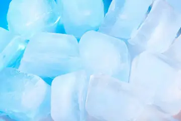 Gros plan sur des glaçons translucides et bleutés, parfaits pour savoir comment faire des glaçons rapidement et rafraîchir vos boissons.