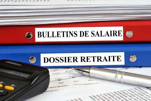 Dossiers "Bulletins de Salaire" et "Dossier Retraite" avec calculatrice et stylo. La question "combien de temps garder les fiches de paie" est au cœur de cette organisation.